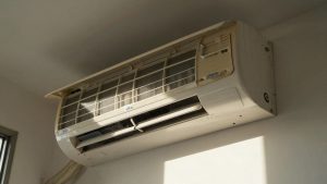 Klimaanlage mit Kühlrippen und Sonnenlicht